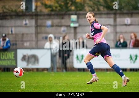 London, Großbritannien. 27.. November 2022. Ceylon Hickman (13 Dulwich Hamlet) in Aktion beim zweiten Spiel der Vitality Women’s FA Cup Second Round zwischen Dulwich Hamlet und Gillingham. Champion Hill, Dulwich. Kredit: Liam Asman/Alamy Live News Stockfoto