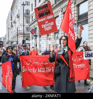 London, Großbritannien. 27.. November 2022. Der Marsch für Freiheit und Bildung für afghanische Frauen und Mädchen, organisiert von Stand4NRF und März für Frauen, geht von Marble über Westminster zur Downing Street, wo mehrere Redner auf die Bühne gehen, um für die Rechte und Freiheiten der afghanischen Frauen zu sprechen. Kredit: Imageplotter/Alamy Live News Stockfoto