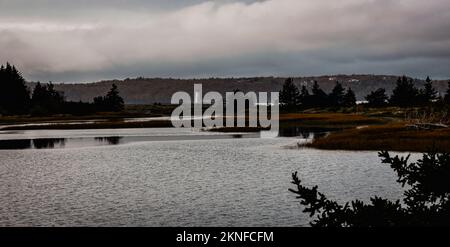 Blick auf den Leuchtturm am Maughers Beach vom McNabs Pond auf McNabs Island, Halifax, Nova Scotia, Kanada Stockfoto