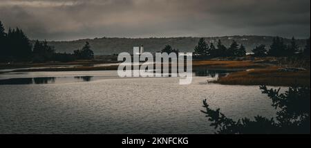 Blick auf den Leuchtturm am Maughers Beach vom McNabs Pond auf McNabs Island, Halifax, Nova Scotia, Kanada Stockfoto