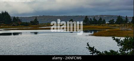 Blick auf den Leuchtturm am Maughers Beach vom McNabs Pond auf McNabs Island, Halifax, Nova Scotia, Kanada Stockfoto