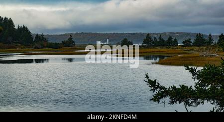 Blick auf den Leuchtturm am Maughers Beach vom McNabs Pond auf McNabs Island, Halifax, Nova Scotia, Kanada Stockfoto