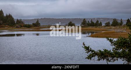 Blick auf den Leuchtturm am Maughers Beach vom McNabs Pond auf McNabs Island, Halifax, Nova Scotia, Kanada Stockfoto