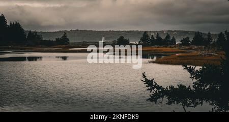 Blick auf den Leuchtturm am Maughers Beach vom McNabs Pond auf McNabs Island, Halifax, Nova Scotia, Kanada Stockfoto