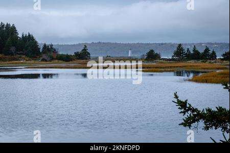 Blick auf den Leuchtturm am Maughers Beach vom McNabs Pond auf McNabs Island, Halifax, Nova Scotia, Kanada Stockfoto