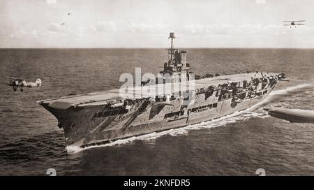 HMS Ark Royal (91), hier gesehen, wie sie mit ihrem Flugzeug trainiert - die Maschine auf der linken Seite ist gerade gestartet. Von British Warships of the Royal Navy, veröffentlicht 1940. Stockfoto