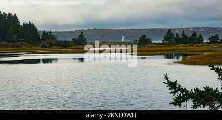 Blick auf den Leuchtturm am Maughers Beach vom McNabs Pond auf McNabs Island, Halifax, Nova Scotia, Kanada Stockfoto