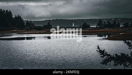 Blick auf den Leuchtturm am Maughers Beach vom McNabs Pond auf McNabs Island, Halifax, Nova Scotia, Kanada Stockfoto