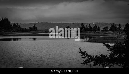 Blick auf den Leuchtturm am Maughers Beach vom McNabs Pond auf McNabs Island, Halifax, Nova Scotia, Kanada Stockfoto