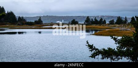 Blick auf den Leuchtturm am Maughers Beach vom McNabs Pond auf McNabs Island, Halifax, Nova Scotia, Kanada Stockfoto