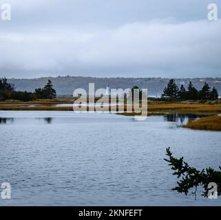 Blick auf den Leuchtturm am Maughers Beach vom McNabs Pond auf McNabs Island, Halifax, Nova Scotia, Kanada Stockfoto