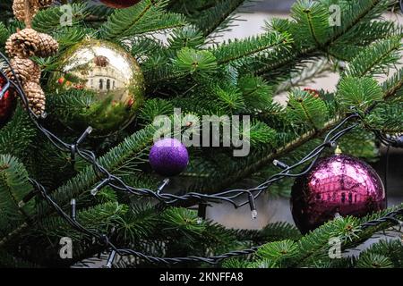 London, Großbritannien. 27.. November 2022. Das Außenministerium spiegelt sich in Kugeln wider. Der Downing Street Christmas Tree ist mit bunten Baumbällen dekoriert und verleiht der ansonsten grauen Straße trotz des schlechten Wetters einen festlichen Touch. Kredit: Imageplotter/Alamy Live News Stockfoto