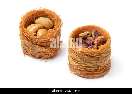 Traditionelle syrische Kekse gefüllt mit Cashew und Pistazien isoliert auf weißem Hintergrund Stockfoto