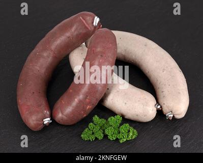 Blutwurst und Leberwurst auf schwarzem Schieferteller, köstliche Würste nach traditionellem deutschen Rezept Stockfoto