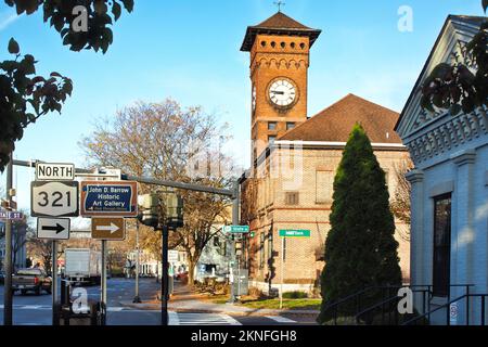 Skaneateles, New York, USA. 4. November 2022. Das Dorfzentrum von Skaneateles, New York an einem ruhigen Herbstmorgen Stockfoto