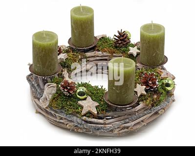 Hölzerner Adventskranz mit grünen Kerzen, weihnachtsbällen, Moos und Sternen isoliert auf weißem Hintergrund Stockfoto