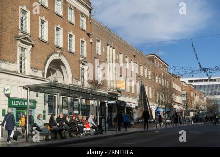 Exeter, Vereinigtes Königreich, 16. November 2022: Shoppers on a Sunny day on Exeter High Street and around the Princesshay Shopping Centre. Black Friday-Rabatte sind im Angebot, und die Angebote und Rabatte eröffnen die Weihnachtseinkaufssaison, da Verbraucher versuchen, die Kosten von Weihnachten während der Lebenshaltungskostenkrise zu verteilen. Anna Watson/Alamy Live News Stockfoto