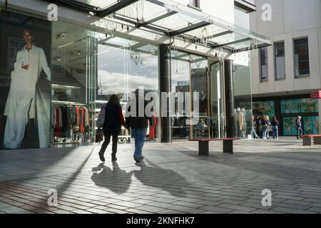 Exeter, Vereinigtes Königreich, 16. November 2022: Shoppers on a Sunny day on Exeter High Street and around the Princesshay Shopping Centre. Black Friday-Rabatte sind im Angebot, und die Angebote und Rabatte eröffnen die Weihnachtseinkaufssaison, da Verbraucher versuchen, die Kosten von Weihnachten während der Lebenshaltungskostenkrise zu verteilen. Anna Watson/Alamy Live News Stockfoto