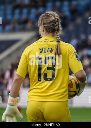 Manchester, England, November 27. 2022: Torhüterin Claudia moan (13 Sunderland) mit dem Ball während des FA Womens Continental League Cup-Spiels zwischen Manchester City und Sunderland im Academy Stadium in Manchester, England (Natalie Mincher/SPP) Stockfoto