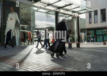 Exeter, Vereinigtes Königreich, 16. November 2022: Shoppers on a Sunny day on Exeter High Street and around the Princesshay Shopping Centre. Black Friday-Rabatte sind im Angebot, und die Angebote und Rabatte eröffnen die Weihnachtseinkaufssaison, da Verbraucher versuchen, die Kosten von Weihnachten während der Lebenshaltungskostenkrise zu verteilen. Anna Watson/Alamy Live News Stockfoto