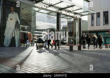 Exeter, Vereinigtes Königreich, 16. November 2022: Shoppers on a Sunny day on Exeter High Street and around the Princesshay Shopping Centre. Black Friday-Rabatte sind im Angebot, und die Angebote und Rabatte eröffnen die Weihnachtseinkaufssaison, da Verbraucher versuchen, die Kosten von Weihnachten während der Lebenshaltungskostenkrise zu verteilen. Anna Watson/Alamy Live News Stockfoto