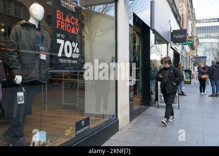 Exeter, Vereinigtes Königreich, 16. November 2022: Shoppers on a Sunny day on Exeter High Street and around the Princesshay Shopping Centre. Black Friday-Rabatte sind im Angebot, und die Angebote und Rabatte eröffnen die Weihnachtseinkaufssaison, da Verbraucher versuchen, die Kosten von Weihnachten während der Lebenshaltungskostenkrise zu verteilen. Anna Watson/Alamy Live News Stockfoto