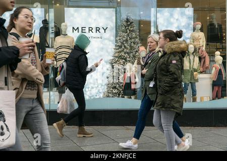 Exeter, Vereinigtes Königreich, 16. November 2022: Shoppers on a Sunny day on Exeter High Street and around the Princesshay Shopping Centre. Black Friday-Rabatte sind im Angebot, und die Angebote und Rabatte eröffnen die Weihnachtseinkaufssaison, da Verbraucher versuchen, die Kosten von Weihnachten während der Lebenshaltungskostenkrise zu verteilen. Anna Watson/Alamy Live News Stockfoto