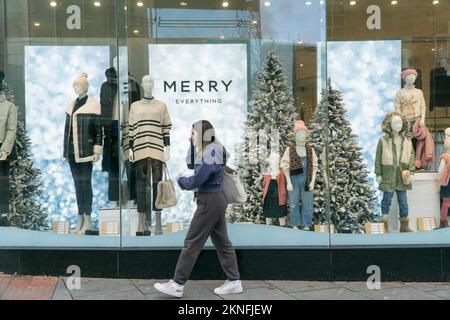 Exeter, Vereinigtes Königreich, 16. November 2022: Shoppers on a Sunny day on Exeter High Street and around the Princesshay Shopping Centre. Black Friday-Rabatte sind im Angebot, und die Angebote und Rabatte eröffnen die Weihnachtseinkaufssaison, da Verbraucher versuchen, die Kosten von Weihnachten während der Lebenshaltungskostenkrise zu verteilen. Anna Watson/Alamy Live News Stockfoto