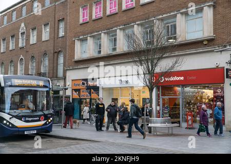 Exeter, Vereinigtes Königreich, 16. November 2022: Shoppers on a Sunny day on Exeter High Street and around the Princesshay Shopping Centre. Black Friday-Rabatte sind im Angebot, und die Angebote und Rabatte eröffnen die Weihnachtseinkaufssaison, da Verbraucher versuchen, die Kosten von Weihnachten während der Lebenshaltungskostenkrise zu verteilen. Anna Watson/Alamy Live News Stockfoto