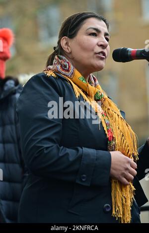 Downing Street, London, Großbritannien. 27.. November 2022. Sprecher bei der Demonstration für die Freilassung von Zarifa, Parveen, Hamira und Farhat. Afghanische Frauen und Mädchen leben in einem virtuellen Gefängnis unter der frauenfeindlichen und brutalen Herrschaft der Taliban. Kredit: Siehe Li/Picture Capital/Alamy Live News Stockfoto