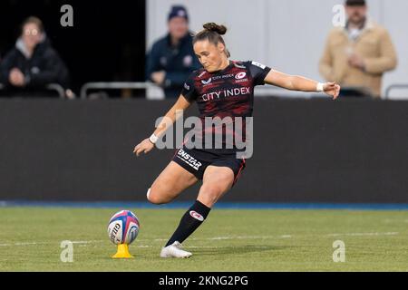 London, Großbritannien. 27.. November 2022. Flo Williams #10 von Saracens Women konvertiert den Conversion-Kick während des Spiels der Allianz der Frauen Premier 15 Saracens Women vs Wasps Women im StoneX Stadium, London, Großbritannien, 27.. November 2022 (Foto von Richard Washbrooke/News Images) in London, Großbritannien, am 11./27. November 2022. (Foto: Richard Washbrooke/News Images/Sipa USA) Guthaben: SIPA USA/Alamy Live News Stockfoto