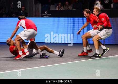 Malaga, Spanien, 27.. November 2022. Team Canada feiert den ersten Sieg des Davis Cup im Finale in Malaga, Spanien. Foto: Frank Molter/Alamy Live News Stockfoto