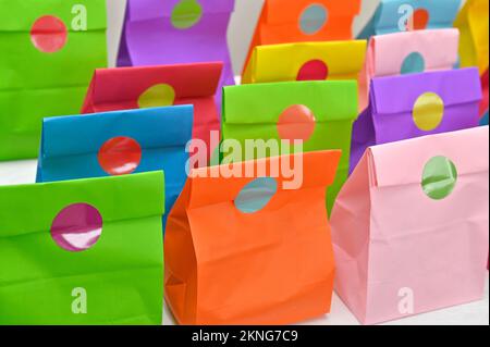 Set aus farbenfrohen gefalteten Papiertüten auf weißem Hintergrund. Einkaufstaschen aus Papier, Muster, leere rechteckige Geschenksets. Modell für Marke und Logo. Stockfoto