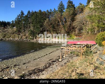 Kajak an der Ostküste von Vancouver Island zwischen Parksville und Nanoose Bay, British Columbia, Kanada Stockfoto