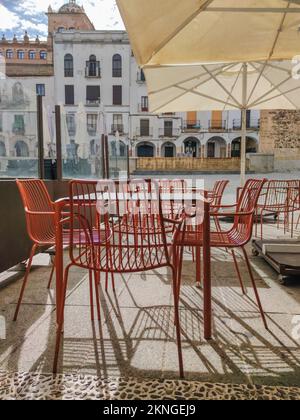 Terrassenmöbel im Caceres Plaza Mayor, Extremadura, Spanien. Terrassenrestaurant Tourismuskonzept Stockfoto