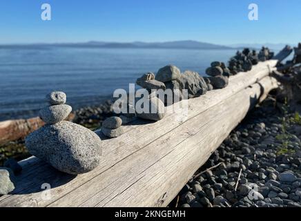 Gestapelte Felsen an einem Kieselstrand in Parksville auf Vancouver Island, British Columbia, Kanada Stockfoto