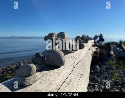 Gestapelte Felsen an einem Kieselstrand in Parksville auf Vancouver Island, British Columbia, Kanada Stockfoto