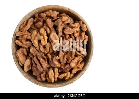 Geschälte Walnüsse in einer Holzschüssel isoliert auf weißem Hintergrund, vegetarische Speisen, Bio-Mahlzeit, gesunder Snack Stockfoto