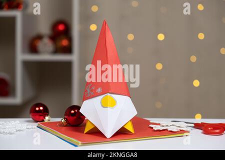 Weihnachtspapier-Figurin – Origami-Bastelkunst, Mach Es Selbst Stockfoto