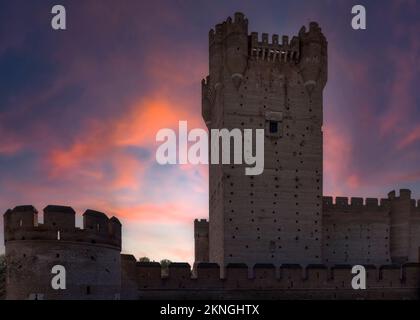 Der 38 Meter hohe Hügel der Burg La Mota aus dem 15.. Jahrhundert - Castillo la Mota, Medina del Campo, Provinz Valladolid, Kastilien und León, Spanien. Die Stockfoto