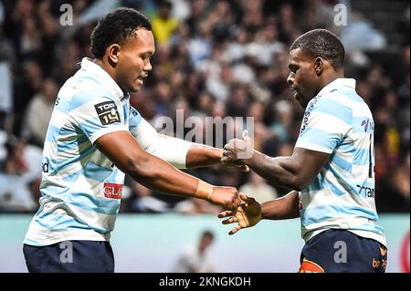 Nanterre, Frankreich, Frankreich. 27.. November 2022. Christian WADE von Racing 92 feiert seinen Versuch mit Inia TABUAVOU von Racing 92 während des TOP 14-Spiels zwischen Racing 92 und ASM Clermont Auvergne am 27. November 2022 in der Paris La Defense Arena in Nanterre bei Paris, Frankreich. (Kreditbild: © Matthieu Mirville/ZUMA Press Wire) Stockfoto