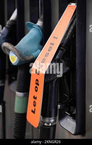 Tankstellen-Kraftstoffpumpen für verschiedene Benzin- und Dieselarten. Niederländischer Text „Note Diesel!“ Rechts Stockfoto