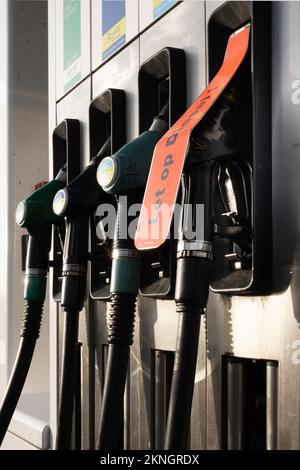 Tankstellen-Kraftstoffpumpen für verschiedene Benzin- und Dieselarten. Niederländischer Text „Note Diesel!“ Rechts Stockfoto