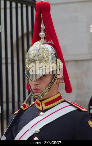 Haushaltskavallerie Soldat der Blues und Royals im Wachdienst in Messinghelm mit Red Plume, Whitehall London, Großbritannien Stockfoto