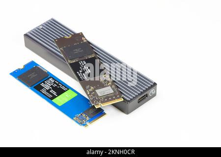 SSD m.2, NVMe-Installation auf m2-zu-usb-Typ-C-Gehäuse für die Konvertierung von m2-zu-USB-Schnittstelle isoliert auf weißem Hintergrund Stockfoto