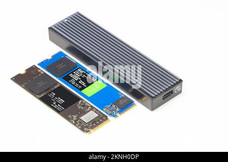 SSD m.2, NVMe-Installation auf m2-zu-usb-Typ-C-Gehäuse für die Konvertierung von m2-zu-USB-Schnittstelle isoliert auf weißem Hintergrund Stockfoto