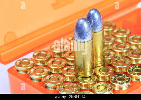 9mm-Pack Parabellum LRN (Bleirundkopf) mit Messinggehäuse. Stockfoto