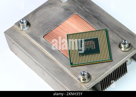 CPU mit Kühlkörper, Computerprozessorkühler, Kühler, Gerätekühler mit Aluminiumrippenstruktur isolieren auf weißem Hintergrund. Stockfoto