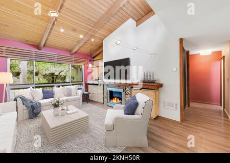 eine 3D Jahre alte Darstellung eines luxuriösen modernen Wohnzimmers mit beigefarbenem Sofa, Holztisch, Teppich und Kamin Stockfoto