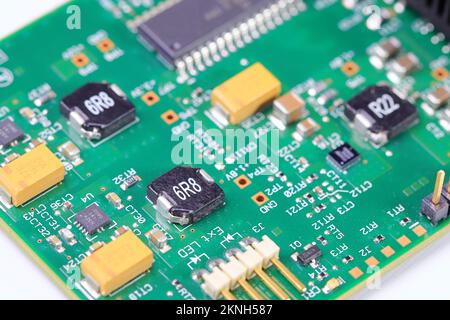 Elektronikplatine mit Komponenten und Pin-Anschluss, 4-Pin-Anschluss auf der Computer-Hauptplatine. Stockfoto